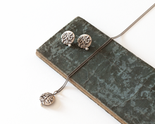 Load image into Gallery viewer, Sterling Silver Botanical Pearl Necklace