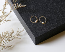 Load image into Gallery viewer, Silver Earrings with Freshwater Pearls