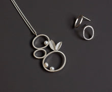 Load image into Gallery viewer, Floral Silver Necklace with Freshwater Pearls