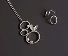 Load image into Gallery viewer, Floral Silver Necklace with Freshwater Pearls